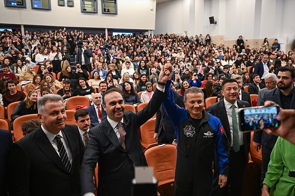 Sözcü'de yer alan bilgiye göre, AKP İzmir Büyükşehir Belediye Başkan adayı Hamza Dağ ile birlikte Ege Üniversitesi’nde sahneye çıkan Gezeravcı dün de Sanayi ve Teknoloji Bakanı Mehmet Fatih Kacır ile birlikte Samsun Üniversitesi Ballıca Kampüsü’nde düzenlenen gençlik buluşmasına katıldı.