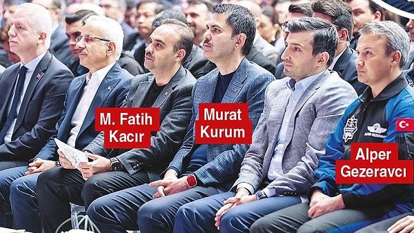 Gezeravcı, İstanbul'da katıldığı bir programda ise AK Parti'nin İBB Başkan adayı Murat Kurum'la aynı karede görüntülendi. Programda Sanayi ve Teknoloji Bakanı Mehmet Fatih Kacır da yer aldı.