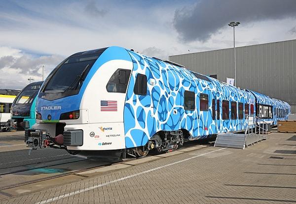 Firma tarafından geliştirilen "Flirt H2" model tren Almanya'da gerçekleştirdiği iki günlük kesintisiz yolculuk ile toplam 2.803 kilometreyi aşarak Guinness Rekorlar Kitabı'na girmeyi başardı.