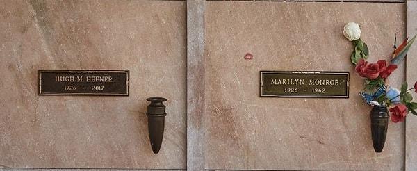 1962 senesinde hayata gözlerini yuman Marilyn Monroe'nun yanınaki mezar için 75 bin dolar ödeyen Hugh Hefner 2017 senesinde ünlü ismin tam yanına gömülmüştü.