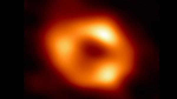 EHT'nin bu başarısı 2019 yılında elde edilen ve astronomi tarihinde bir milat olarak kabul edilen ilk kara delik görseline bir yenisini ekliyor.