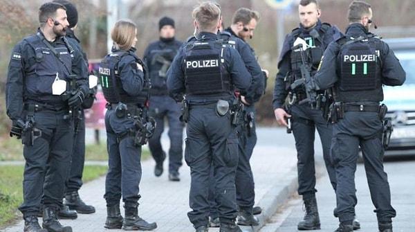 Polisten yapılan açıklamada, Höhscheid semtindeki eski binada kundaklama sebebiyle çıkan yangında, aynı aileden 2'si çocuk 4 kişinin yaşamını yitirdiği, 2'si ağır 9 kişinin yaralandığı belirtildi.