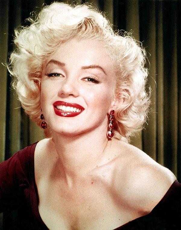 11. Bir zamanların açık ara en çok bilinen ve efsaneleşen isimlerinden olan Marilyn Monroe ve Hugh Hefner'in yakınındaki mezarlar satışa çıkarıldı. Haber kısa sürede gündeme bomba gibi oturdu.