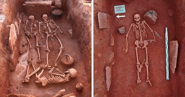 2. Sibirya'da eski bir savaşçı çiftin 2.500 yıllık mezarı bulundu. Çiftin 30'lu yaşlarında öldüğüne ve bir bebek ve yaşlı bir hizmetçi kadınla birlikte gömüldüğüne inanılıyor. Çocuğun kalıntıları muhtemelen kemirgenler nedeniyle mezarın her tarafına dağılmış bir şekilde bulunuyor.
