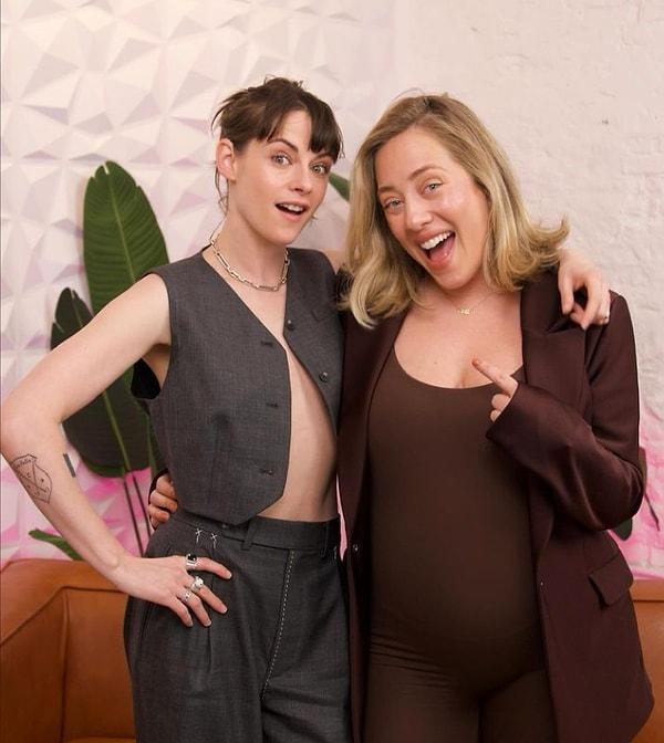 Stewart, ikinci çocuğuna hamile olan podcast'in sunucusu Amanda Hirsch'e, "Yumurtalarımızı dondurmak gibi can sıkıcı şeyler yaptık." dedi.