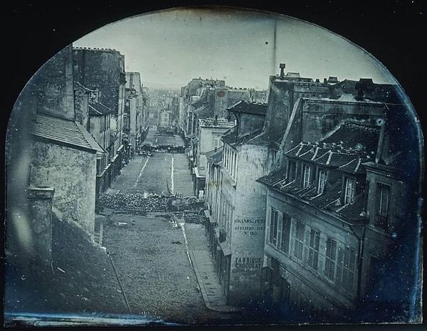 8. 1848 yılında çekilen bu fotoğraf, fotoğrafçılık tarihinde bir haberi anlatmak için kullanılan ilk fotoğraftır. Fotoğraf, Paris'teki Rue Saint-Maur-Popincourt'u üzerinde hükümet güçleri ile gösteri yapan işçiler arasındaki savaşta kullanılan barikatları gösteriyor.