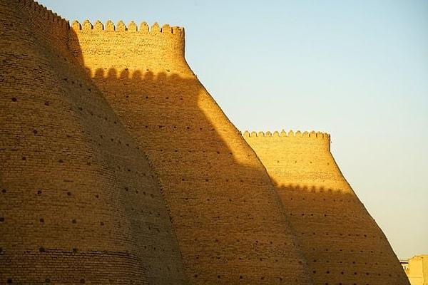 12. Başlangıçta 5. yüzyılda inşa edilmiş devasa bir kale olan Buhara kalesinin duvarları. 20. yüzyıla kadar çeşitli kraliyet ailelerine ev sahipliği yapan kale, İpek Yolu tarihinde önemli bir rol oynamıştır.