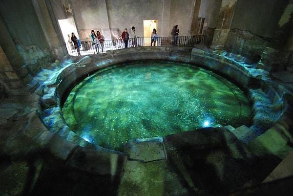 14. İngiltere'nin Bath kentindeki M.S 1. yüzyıldan kalma Roma Hamamlarının olduğu dairesel frigidarium (soğuk oda)