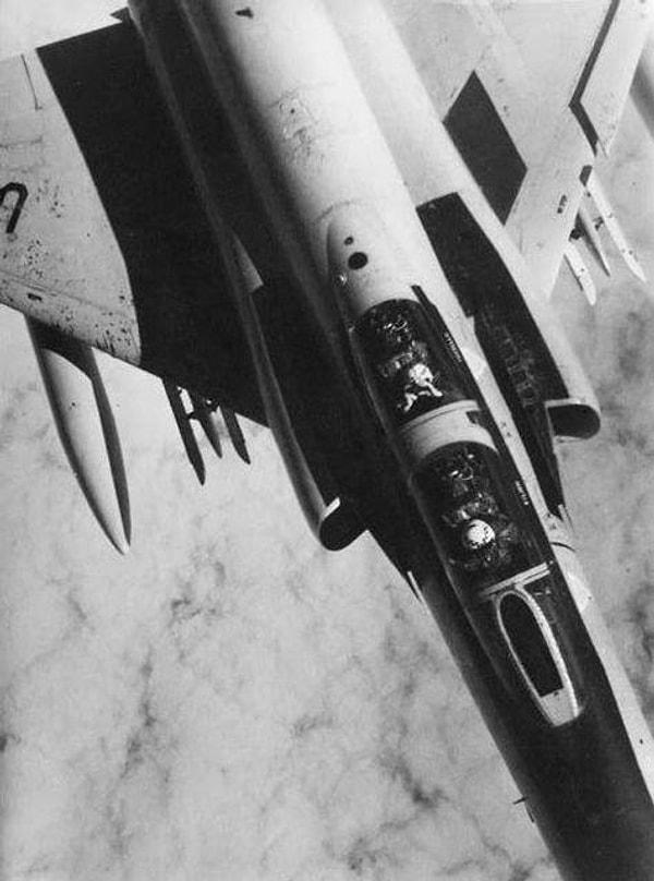 6. Bir Sovyet bombardıman uçağı mürettebatı, Radar önleme memuruyla birlikte Atlantik üzerinde Tu-142 Bear F bombardıman uçağının fotoğrafını çeken bir F-4 Phantom jetinin fotoğrafını çekiyor. (1970'ler)