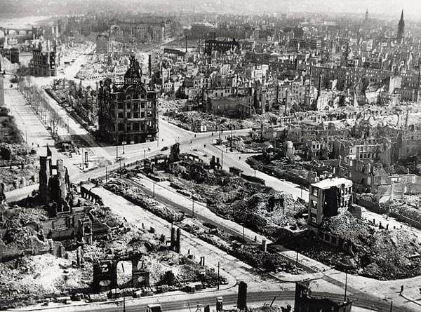 7. 13 ve 14 Şubat 1945'teki Anglo-Amerikan bombardımanıyla harap olan Pirnaischer Platz çevresindeki Dresden şehir merkezinin havadan görünümü. (Nazi Almanyası 1945)