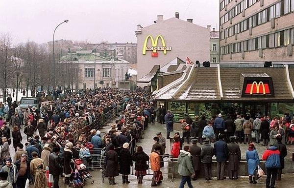 12. 31 Ocak 1990 yılında ilk McDonald's Moskova'da açılırken çekilmiş bir fotoğraf.