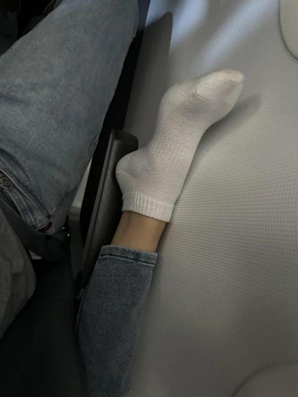 4. "Birisi uçuş boyunca ayağını benim kolumu yaslamam gereken yere uzatarak uyudu."