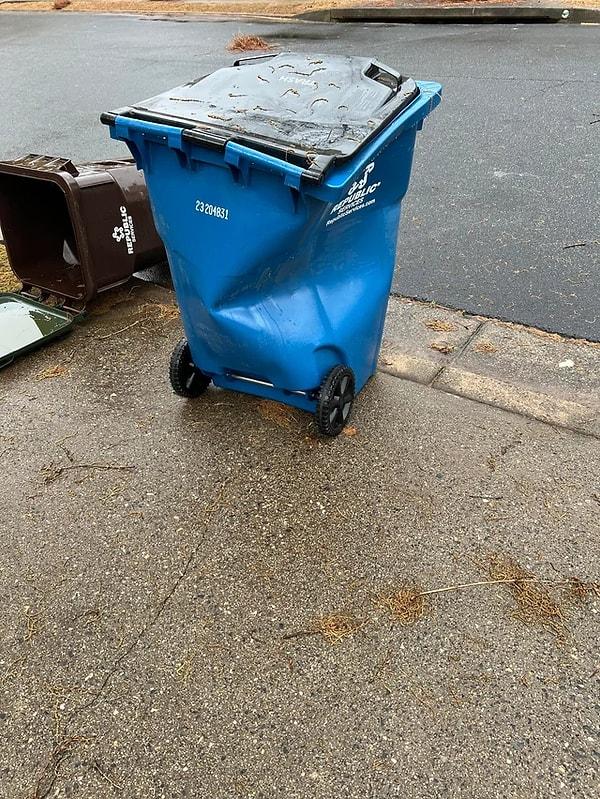 10. "Belediyenin kullandığı otomatik çöp kamyonu bu ay ikinci kez çöp kutumu mahvetti."