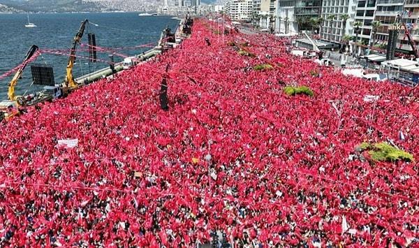 İzmir, Ak Parti iktidarının mutlak dominasyonu altında geçen 2000’li yıllarda CHP’nin en büyük hazinesi ve gücü olarak kabul edildi.   Bilhassa Körfez kıyısında kalan Karşıyaka, Konak, Narlıdere, Çiğli gibi ilçelerde CHP’nin oy oranları %70’leri aştı.