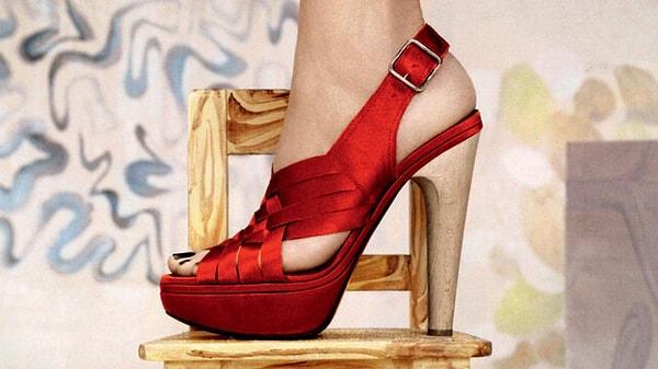 Yüzyılın başlarında, topuklu ayakkabılar yeniden kadın modasında yerini aldı. Sinema ve Hollywood'un altın çağı, topuklu ayakkabıları kadınların vazgeçilmezi haline getirdi. Marilyn Monroe ve Audrey Hepburn gibi ikonlar, topuklu ayakkabıları feminenliğin ve zarafetin simgesi olarak popülerleştirdi.