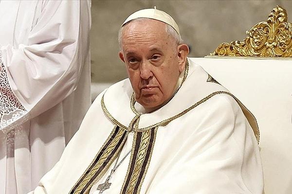 VaticanNews'un haberinde, Papa’nın ayaklarını yıkadığı mahkumların, İtalyan, Rus, Bulgar, Nijeryalı, Ukraynalı, Perulu ve Bosna Hersekli olduğu belirtildi.