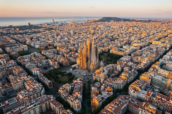 1. İspanya'nın ünlü simgesi La Sagrada Familia hangi şehirde yer almaktadır?