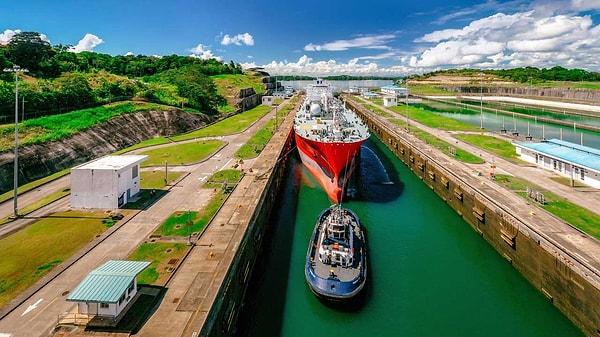 9. Panama Kanalı, hangi iki okyanusu birbirine bağlar?