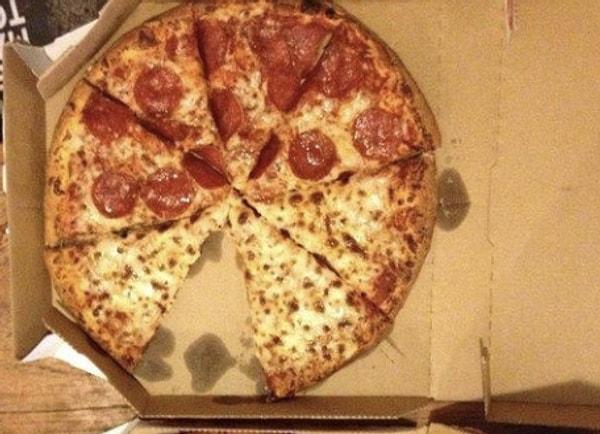 13. "Yatağın içinde bir pizzanın yarısı duruyordu."