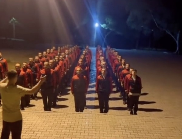 Asker arkadaşlarına sevgilisinin doğum gününü kutlatan gencin bu jesti sosyal medyada beğeni topladı.