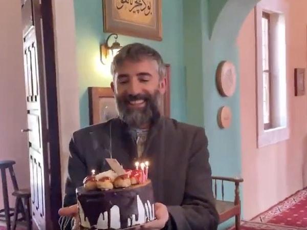 Sette kendisine sürpriz doğum günü kutlaması yapılan Turak'ın kendisine uzatılan pastaya bakıp "İçinden Mert Yazıcıoğlu çıkmasın" dediği anlar kısa sürede gündem oldu.