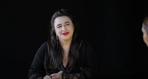 "Sıçtın" diyerek kahkahalara boğulan Esra Dermancıoğlu her zamanki dobralığını konuşturarak Hülya Avşar'a "Sen rahat orgazm olan bir kadın mısın?" diye sordu.