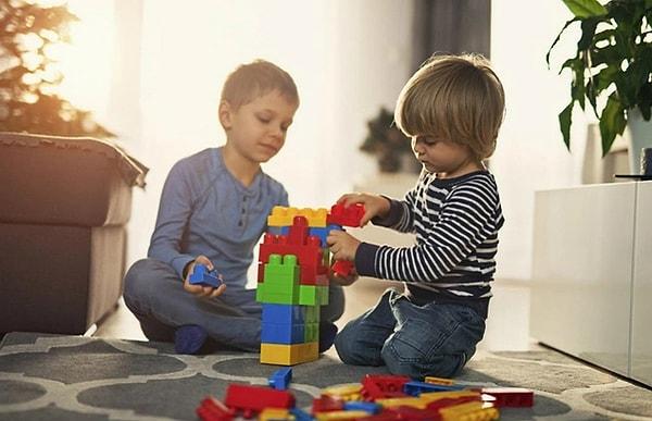 LEGO Group, çocukların özgüvenlerini şekillendiren toplumsal alışkanlıkları incelemek üzere bir araştırma gerçekleştirdi. Türkiye dahil toplam 36 ülkede, 61 binden fazla ebeveynle yapılan araştırmada çarpıcı sonuçlar ortaya kondu.   Özellikle anne babaların kullandıkları kelimelerin kız çocuklarının özgüvenini nasıl etkilediği gerçeği yüzümüze bir tokat gibi çarptı.