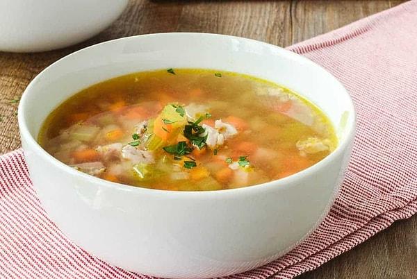 Tavuklu sebze çorbası muradiye çorbası hem lezzetli hem vitaminli bir tarif.