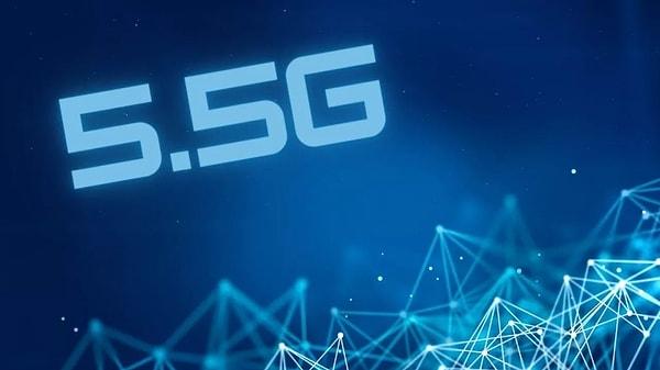 Bilmeyenler için, 5G'den daha kaliteli bir bağlantı sunan yeni 5.5 teknolojisinin kullanılabildiği alanlarda 10 Gbps'ye kadar indirme ve 1 Gbps'ye kadar yükleme hızlarına ulaşılabiliyor.