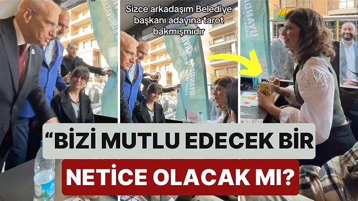 İzmir'de Halkla Buluşan Zafer Partisi Adayı Naşit Birguvi Kafede Oturan Kızlara Tarot Falı Baktırdı