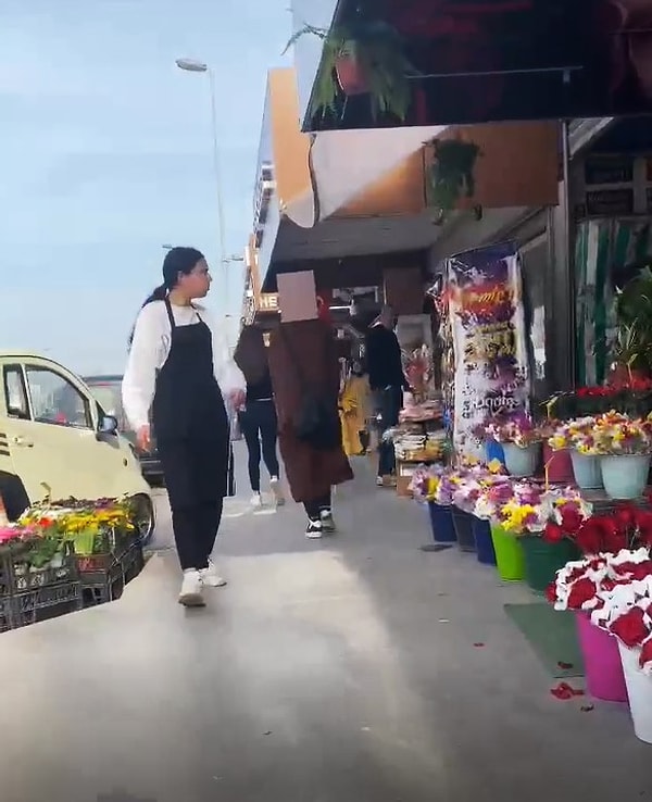 Pazar içinde şaşkın bakışlar içinde geçen genç kadın daha sonra Cengiz Koçal Caddesi’ne çıktı ve yürümeye devam etti.