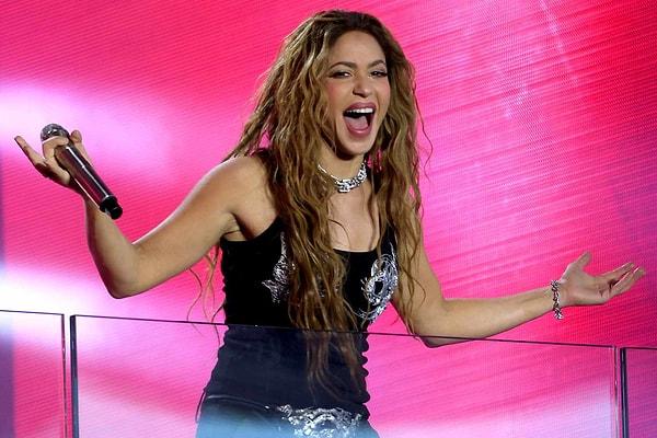 Uzun bir aranın ardından yeni şarkılarıyla hayranlarını sevindiren Shakira, bir sürpriz daha yaptı.