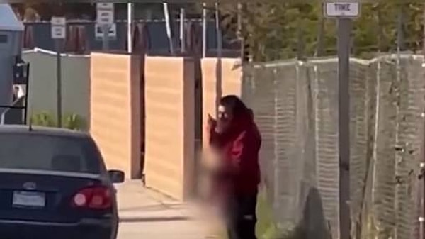 Kaliforniya'da bir adam, trenin çarptığı yayanın kopmuş bacağını yediği iddiasıyla tutuklandı.