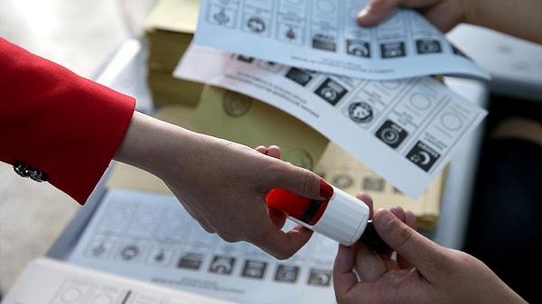 Seçmenler yerel seçimlerde oy kullanmak için sandık başına gidiyor.