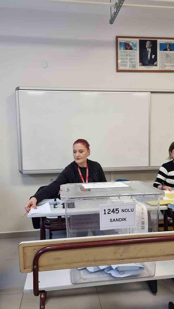 Sabah oy kullanmak üzere okula gelenler, sandık başında Candan Erçetin sürprizi ile karşılaştı.