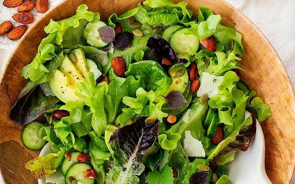 TasteAtlas tarafından dünya çapında en iyi salataların sıralandığı listede çeşitli ülkelerden geleneksel ve lezzetli seçenekler ön plana çıkıyor.