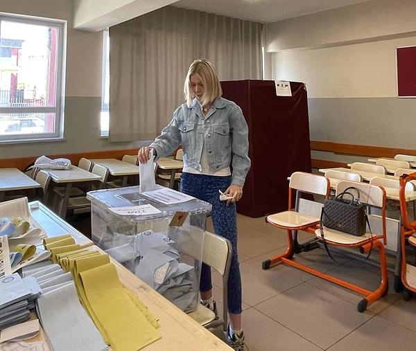 Ünlü şarkıcı Aleyna Tilki de kız kardeşiyle birlikte oy kullanmaya gitti.