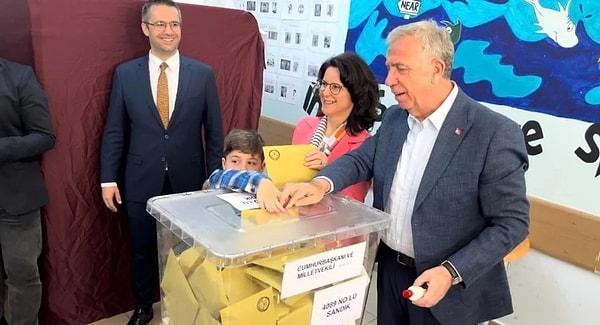 Ankara Büyükşehir Belediye Başkanı ve CHP'nin adayı Mansur Yavaş, 31 Mart yerel seçimleri için bugün oyunu Ankara'da kullandı.