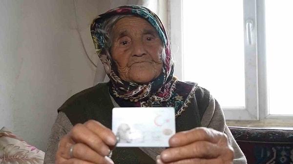 Kırıkkale’nin Delice ilçesine bağlı Elmalı köyünde yaşayan 117 yaşındaki Arzu Sınıroğlu, Mahalli İdareler Genel Seçimleri için kızı Gülkız Sınıroğlu ile birlikte muhtarlık binasına gitti.