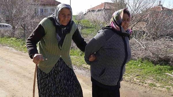 Doğup büyüğü köyündeki tek katlı müstakil evde böbrek hastası kızı ile birlikte yaşamını sürdüren Arzu Sınıroğlu, 1033 No’lu sandıkta oyunu kullanmak için paravanın arkasına geçti.