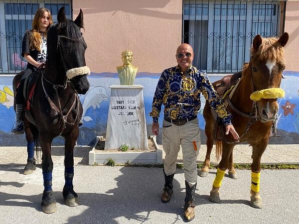 zmir'de bir vatandaş, kovboy kıyafeti ve atıyla oy kullandı.