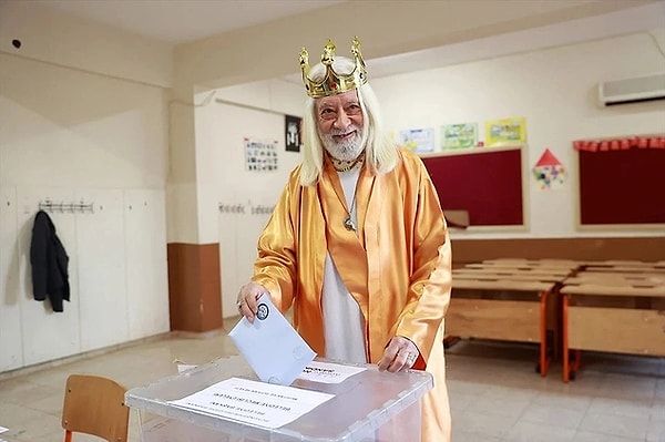 Oy kullanmaya ilginç kostümlerle gidenler de oldu...