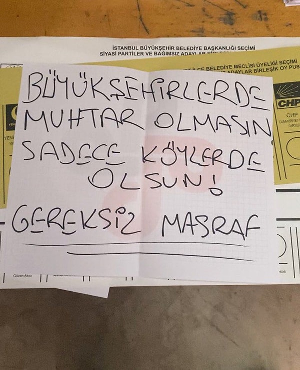 Bir vatandaş ise "Büyükşehirlerde muhtar olmasın, sadece köylerde olsun! Gereksiz masraf." diyerek şikayetini de zarfa ekledi. Muhtarlığı gereksiz bulan vatandaşa sosyal medya kullanıcılarından birçok tepki geldi.