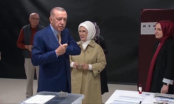 Cumhurbaşkanı Erdoğan ve eşi Emine Erdoğan oylarını kullanmak için Üsküdar Kısıklı'daki konutundan çıkarak, saat 13.15'te Saffet Çebi Ortaokulu'na geldi.