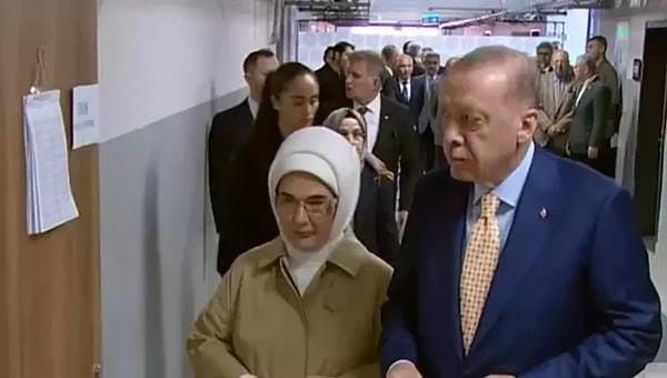 Cumhurbaşkanı Erdoğan eşi Emine Erdoğan ile "3308" numaralı sandığın bulunduğu sınıfın önünde sıraya girdi. Sandık görevlileriyle tokalaşan Erdoğan ile eşi Emine Erdoğan, gerekli kontrollerin yapılması için kimliklerini sandık görevlilerine verdi.