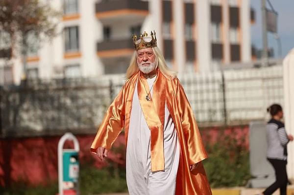 Bunların içinde en dikkat çeken manzara ise Adana'dan geldi. Kral kıyafeti giyip ve altın rengi bir taç takarak şehir sokaklarında dolaşan 69 yaşındaki Hüseyin Şen "Adana Kralı" olarak tanınıyor.