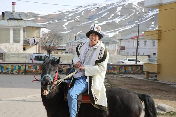 Van Erciş'te de Kırgız Türkleri oy kullanmaya atları ile gittiler.