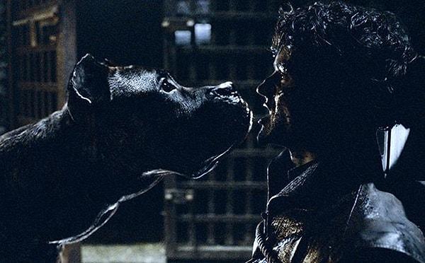 Benioff ise Sansa'nın Ramsay üzerine köpekleri saldığı anı ve bu sahnenin çekimlerinde yaşananları anlattı.