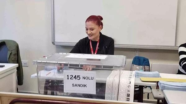 Bugün tüm Türkiye sandığa gitti: Günün hoş sürprizlerinden biri de yerel seçimlerde Beşiktaş Lütfi Banat Ortaokulu'nda Sandık Kurulu Üyesi olarak görev yapan Candan Erçetin oldu.