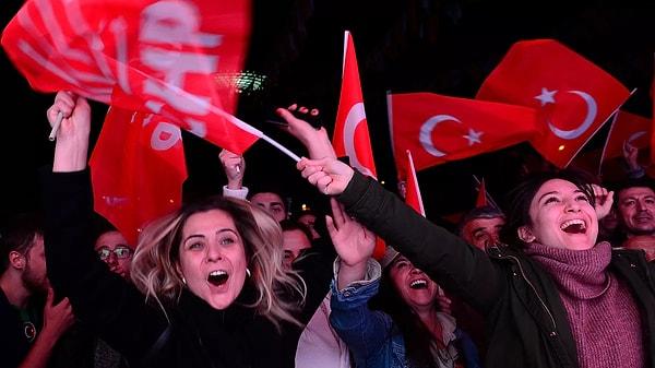 Reuters: Türkiye'nin yeniden canlanan muhalefeti yerel seçimlerde Erdoğan'ı devirdi. Analistler, AK Parti'nin İstanbul'da İmamoğlu'nun CHP'nin laik tabanının ötesinde bir cazibeye sahip olması nedeniyle anketlerde öngörülenden daha kötü bir performans sergilediğine dikkat çekiyor.